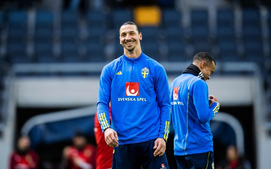 卢卡库被踢纹丝不动,伊布轰贴地斩顶牛卢卡库