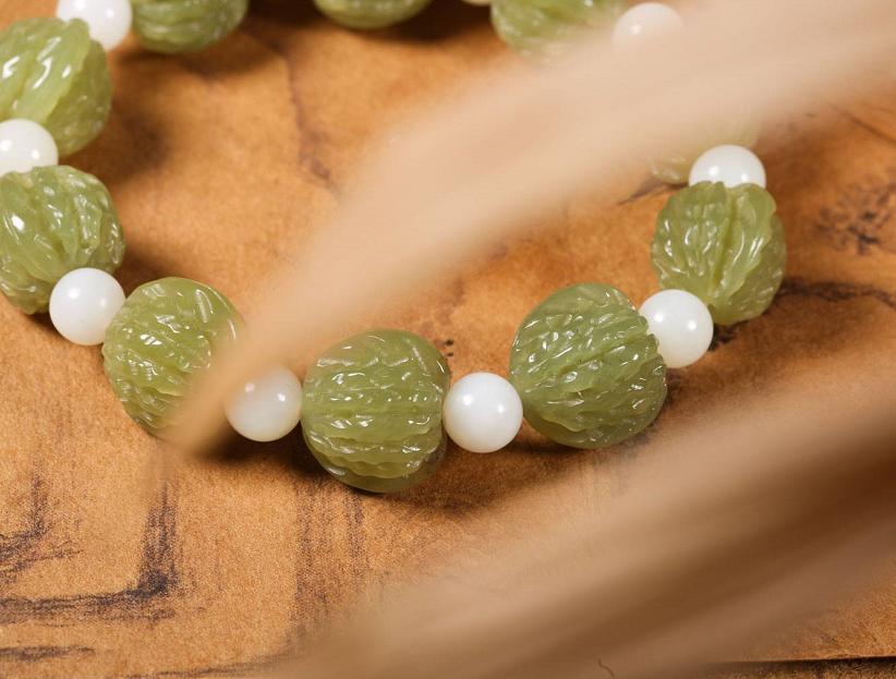 黄口料手串的价位,黄口料和田玉手串