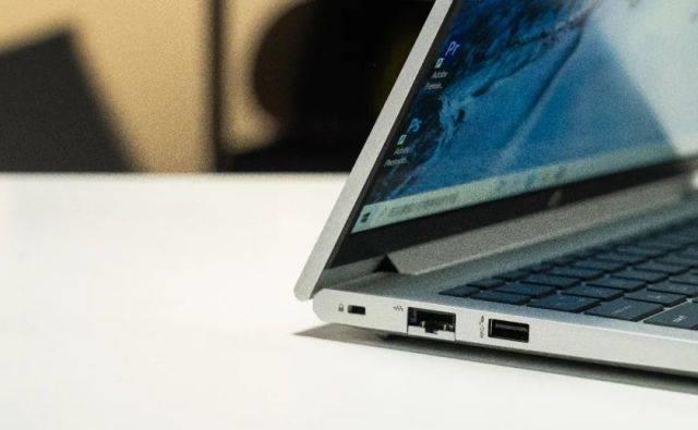 正面硬扛350斤杠铃足球飞射花式滑板，结局看傻了