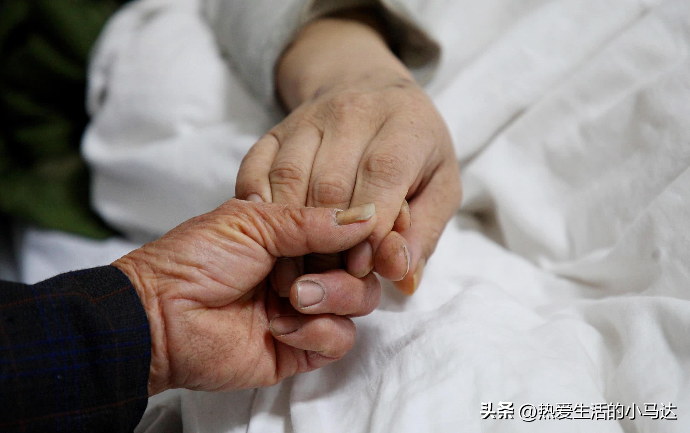 母亲没钱给孩子看病求孩子原谅,伸手向儿女要钱的人