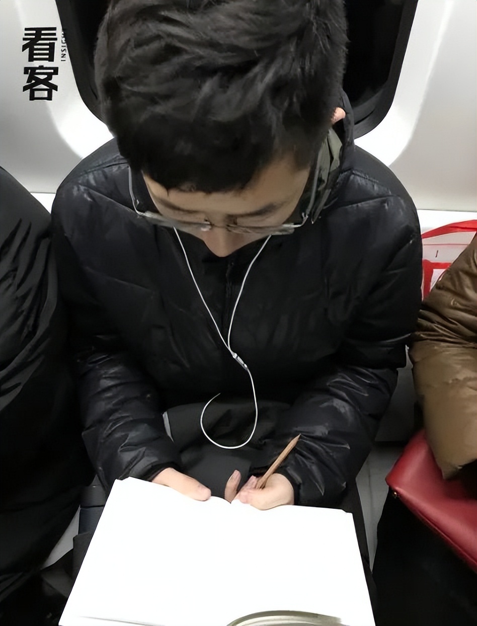 北京通勤路上,她用镜头记录2000个捧着书的人