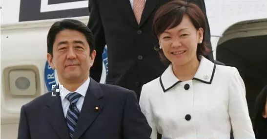 政治牛人安倍的另一面：向妻子“投降”，独宠麻烦夫人