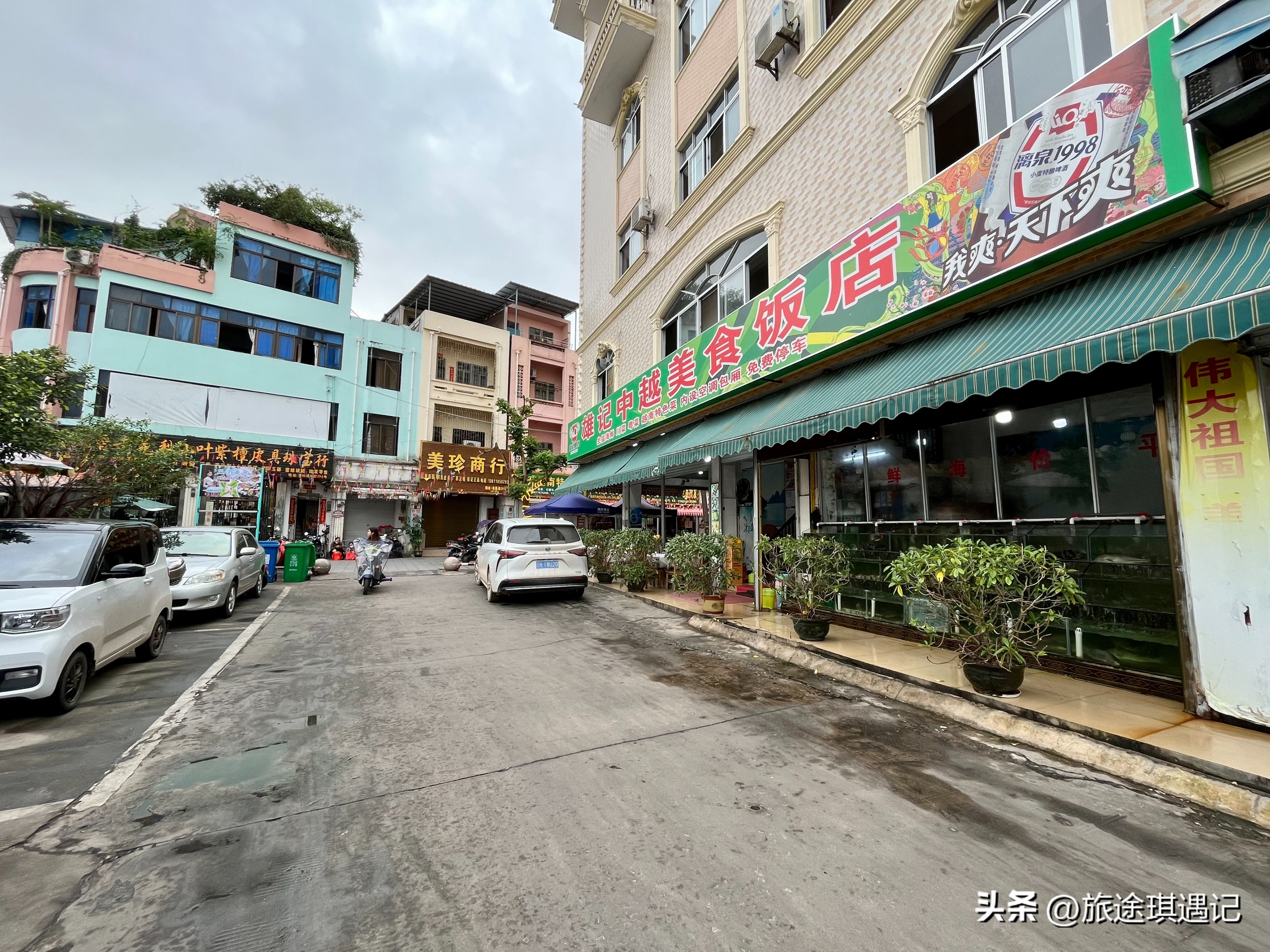 东兴与越南边境交界处,越南人看东兴北仑河