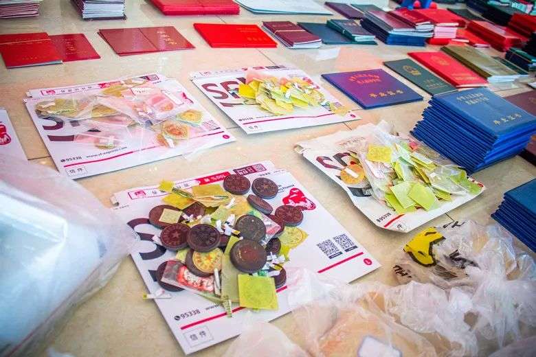 内江警方千里追击！伪造政府机关印章，64人制售*证假**一网成擒