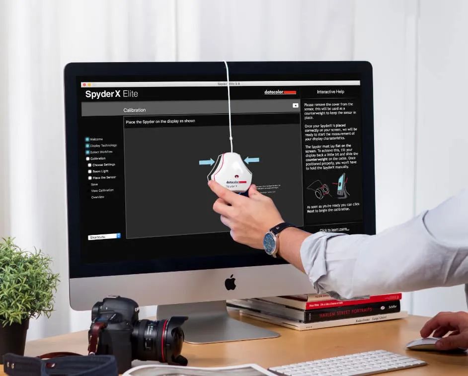 电脑看比较暗的视频屏幕就变暗,相机里的照片传到手机里就暗很多