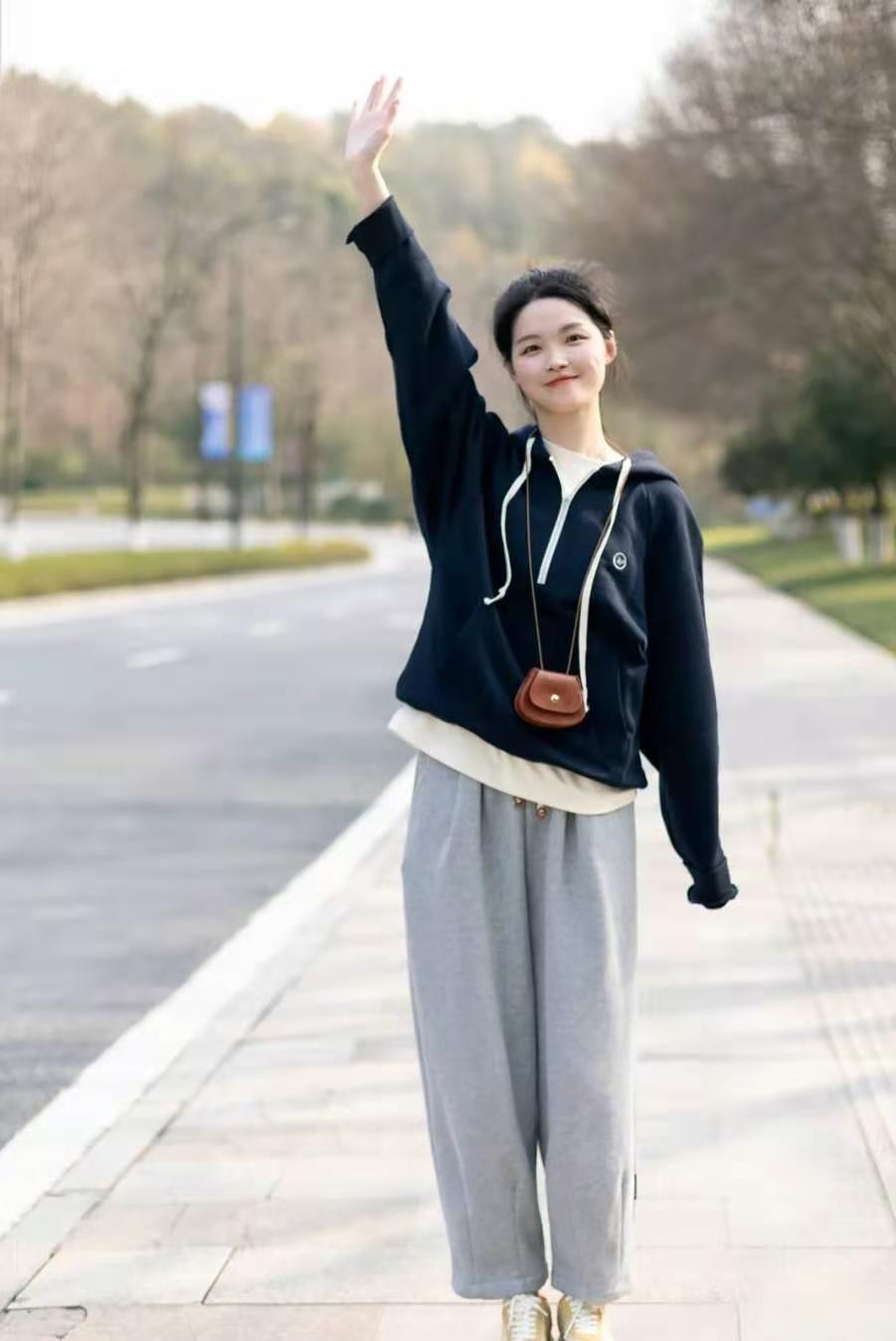 今年流行连帽卫衣内搭洋气又时髦,拉链款宽松版卫衣怎么穿时尚漂亮