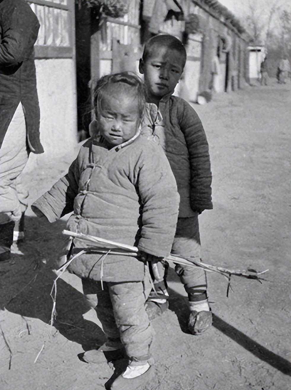 1900年，北京富户人家，服饰臃肿华美，精神状态很佳