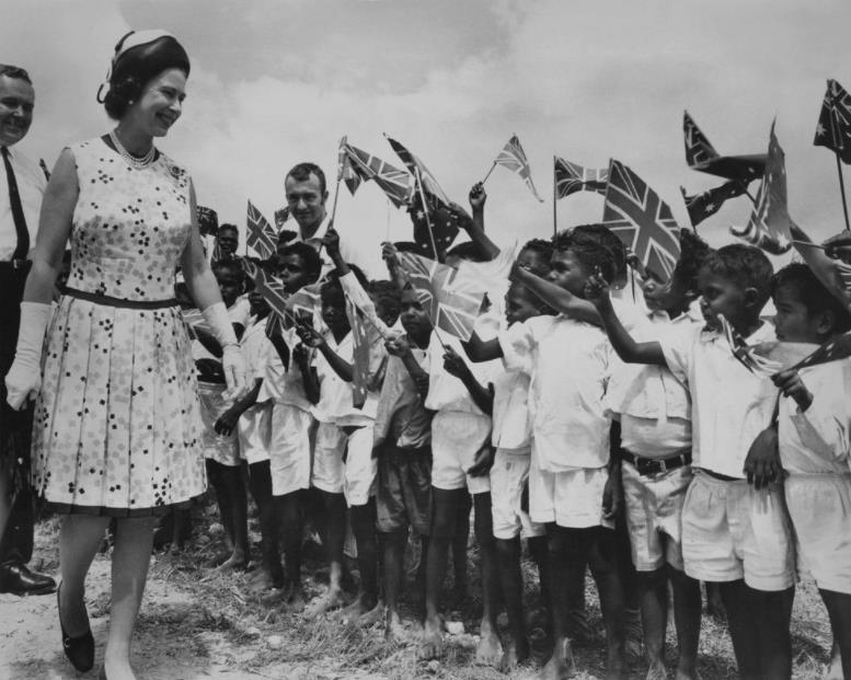 九十六张照片回顾英国女王的一生 (96张图看完英国女王的一生)