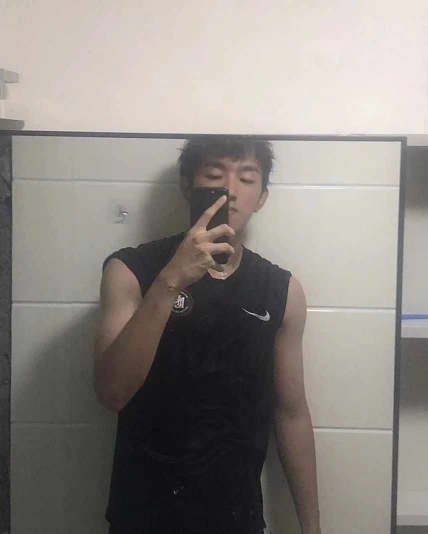 足球少年一路前行,足球少年逆风而行