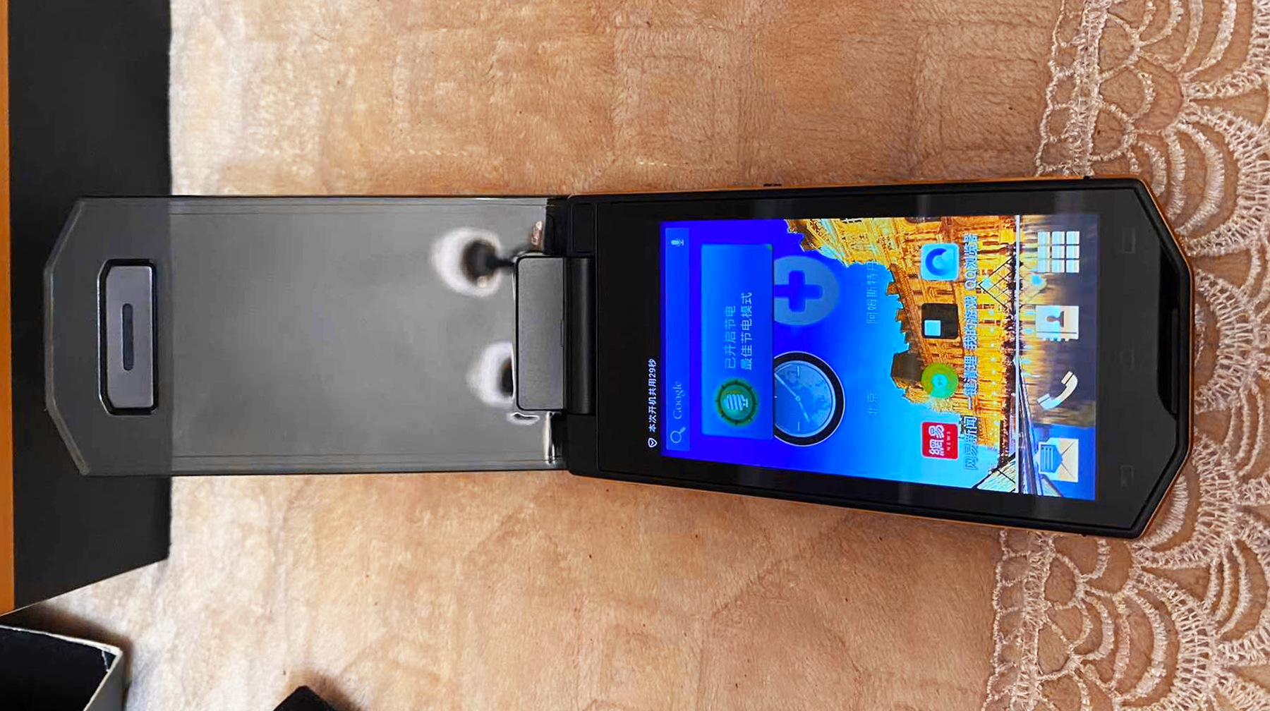 外形像跑车的翻盖手机,外观酷似保时捷的手机