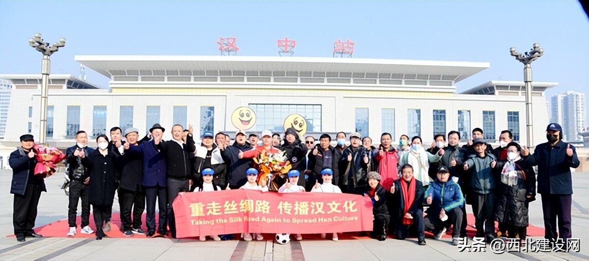 汉文化传播者“球迷王子汉中李强”从卡塔尔世界杯现场顺利回家