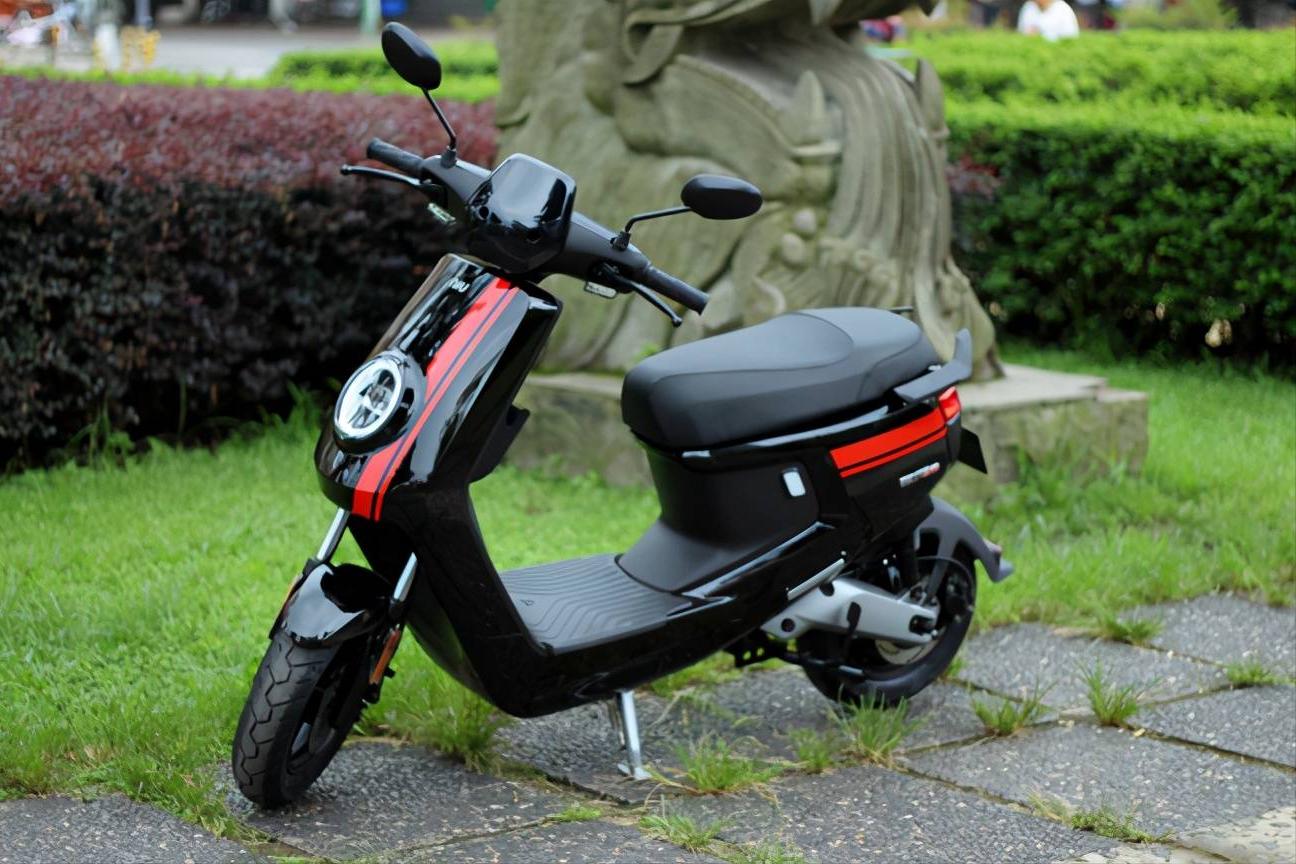 铅酸电池石墨烯和锂电池哪个更好,锂电石墨烯电池与铅酸电池的区别