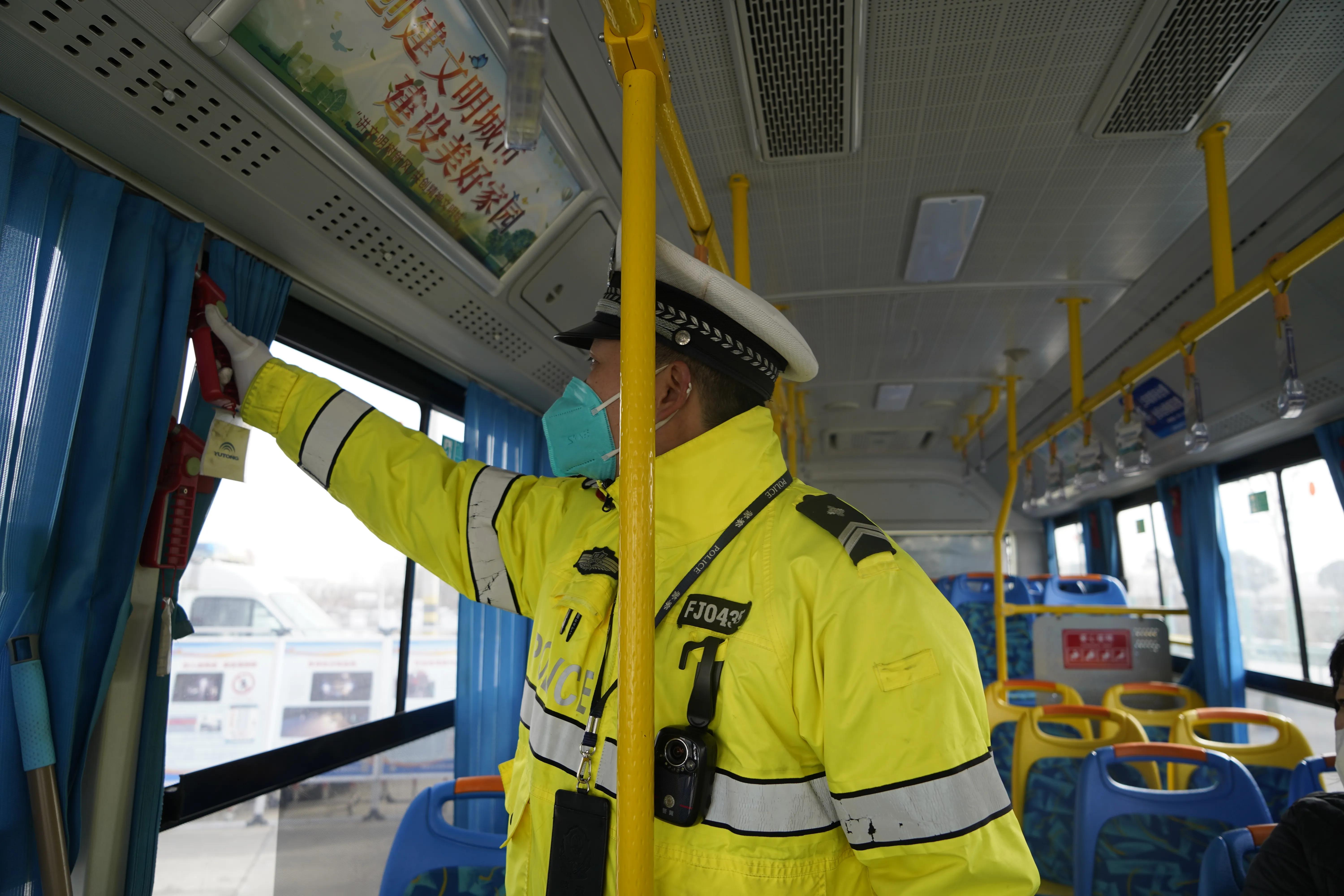 公安春节不打烊民警在岗保平安,县交警圆满完成春节安保任务