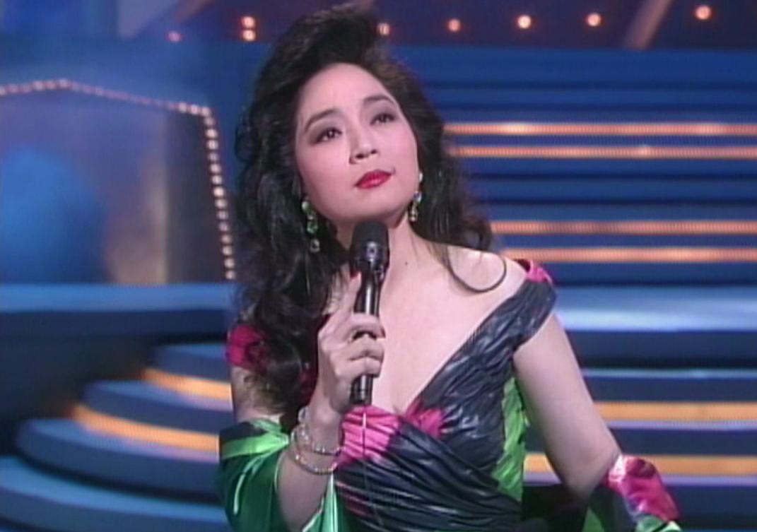 徐小凤怼人场面,周润发致敬徐小凤图文