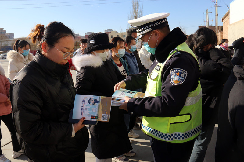 【平安春运交警同行】民勤公安交警走进运通驾校开展春运交通安全及“一盔一带”冬季交通安全宣传活动