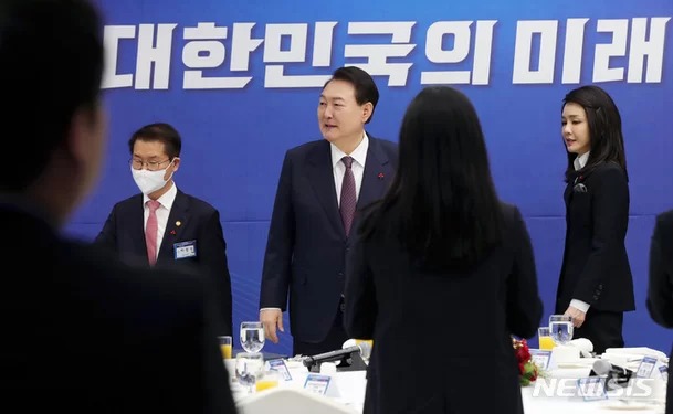 51岁韩国第一夫人,50岁韩国第一夫人靠美貌火了