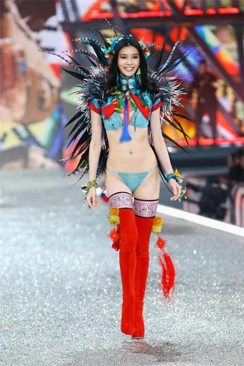 2018维密秀奇葩造型,维密走秀扑棱蛾子