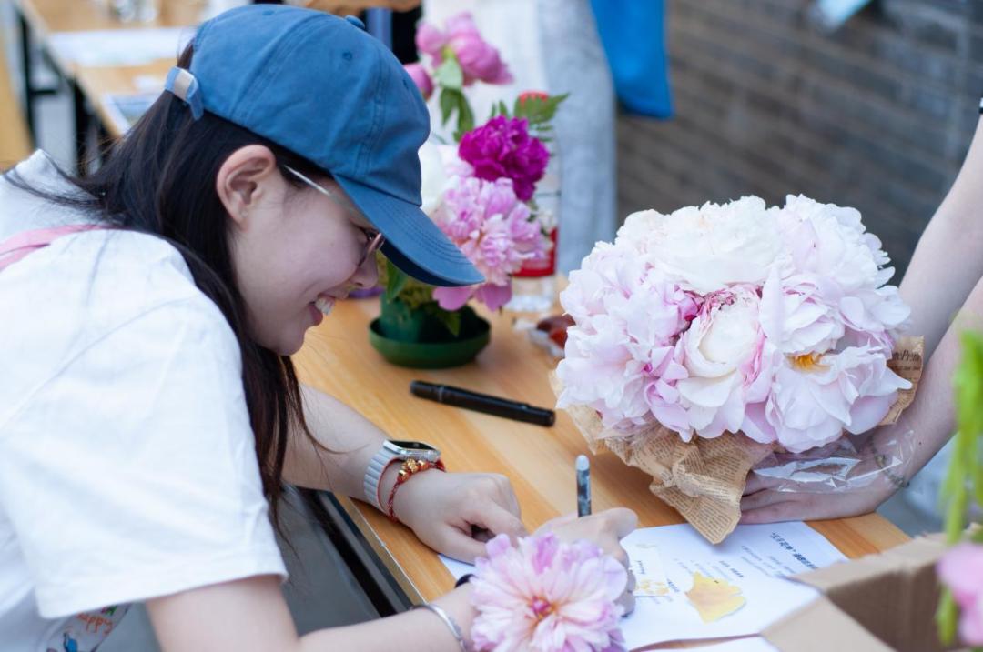 给最爱的Ta，送芍药还是玫瑰？