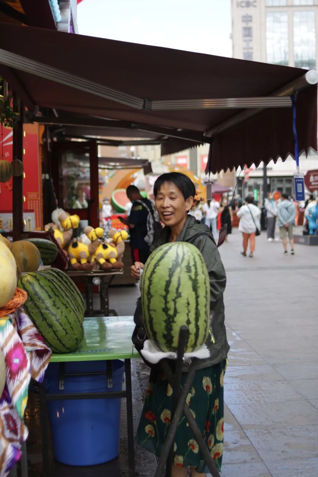 7月份人来人往街道,7月北京人山人海