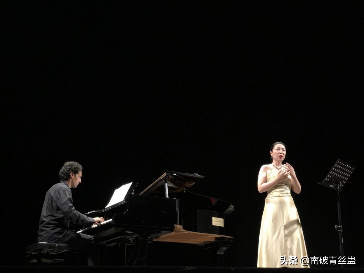 钢琴伴奏对声乐的影响,歌唱中的钢琴伴奏是如何配合的