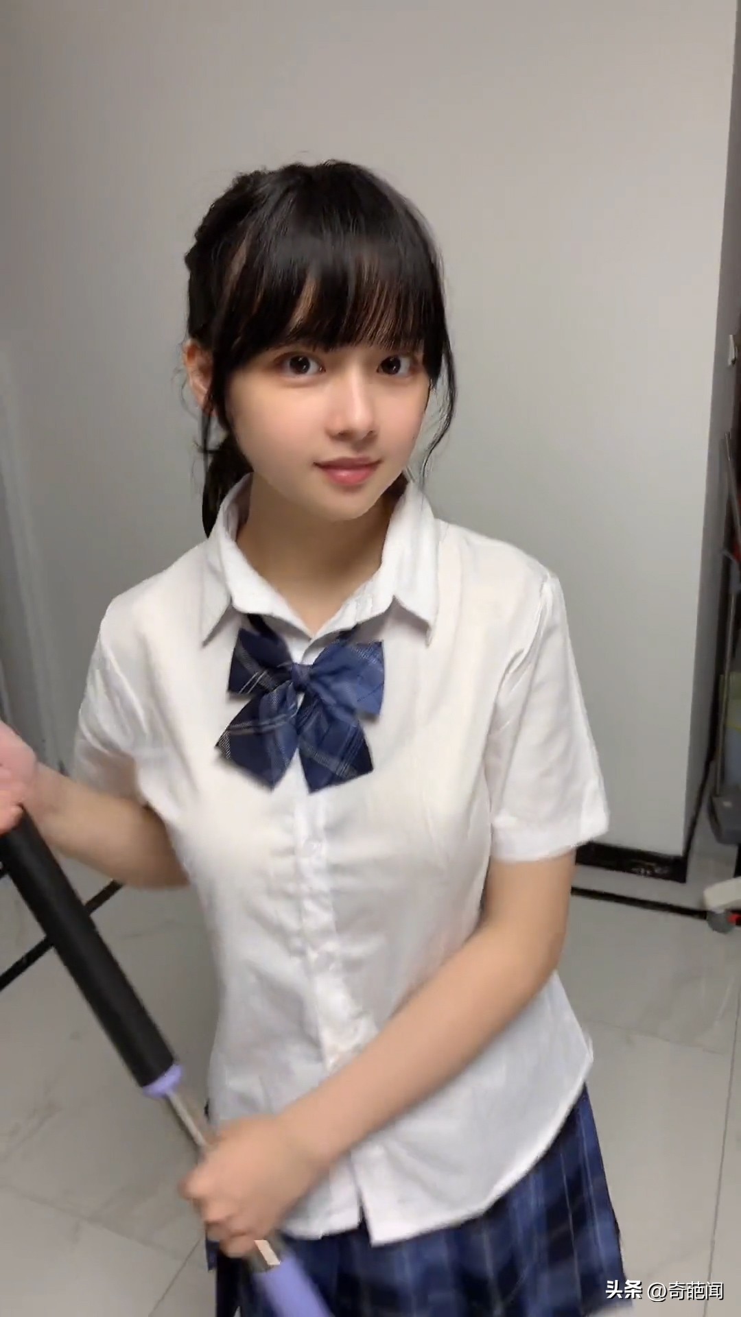 男子带30岁妻子拍婚纱照,带30岁妻子拍艺术照吓得店员报警