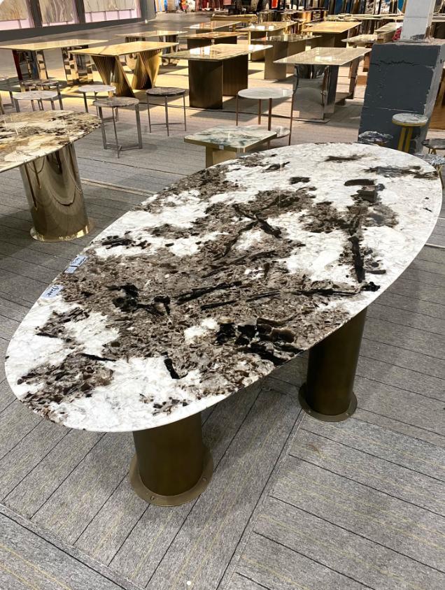 赋予餐桌新生命：金孔雀奢石在餐厅设计中的独特魅力