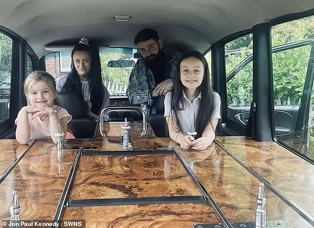 英国一对夫妇灵异事件,英国一家四口