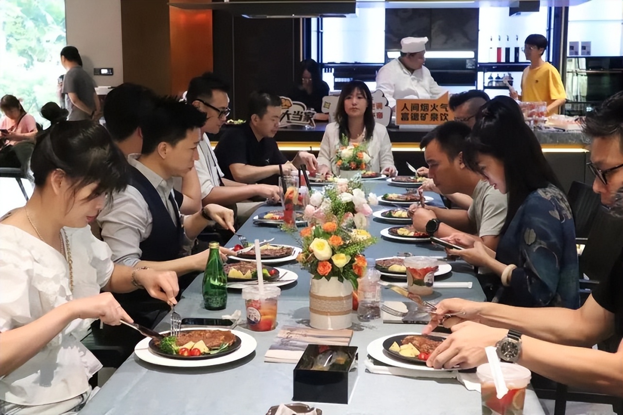 畅享用水为爱下厨•食色哈瓦那—2022卡萨帝三翼鸟雪茄美食品鉴会