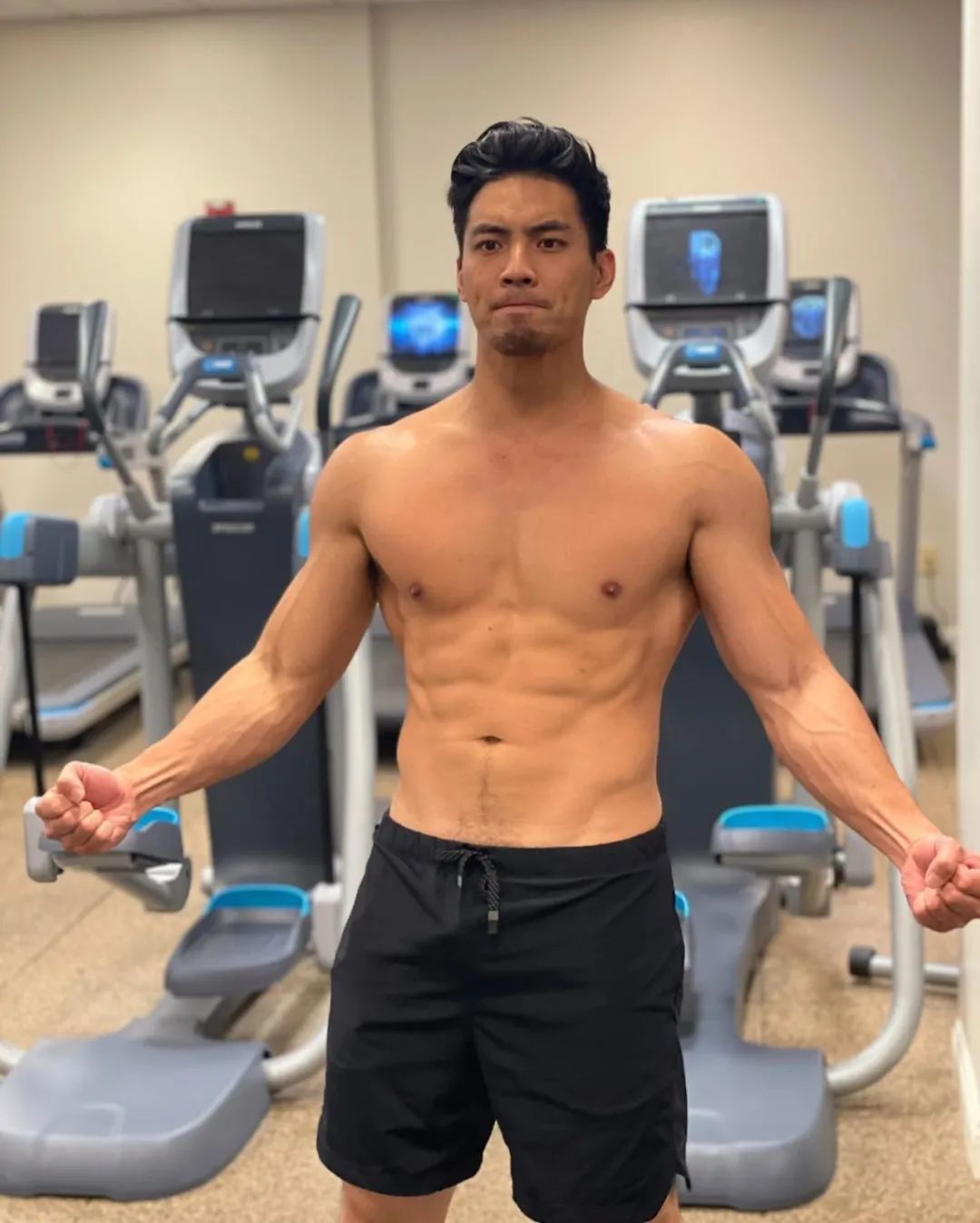 亚裔男星曾做人肉沙包，在好莱坞熬了十年终于出头！