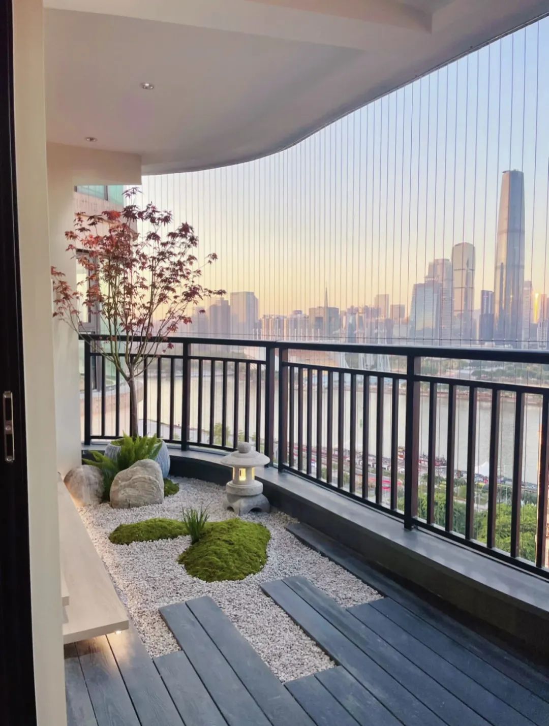 阳台用瓷砖好还是防腐木好,阳台地面铺防腐木好还是地砖好