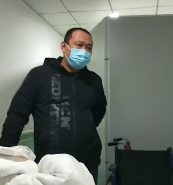 小孩做肺部灌洗父亲痛哭,女孩做肺部灌洗爸爸痛哭