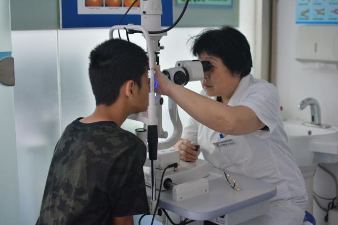 孩子近视200度需要天天戴着眼镜么,近视了需要一天到晚都戴着眼镜吗