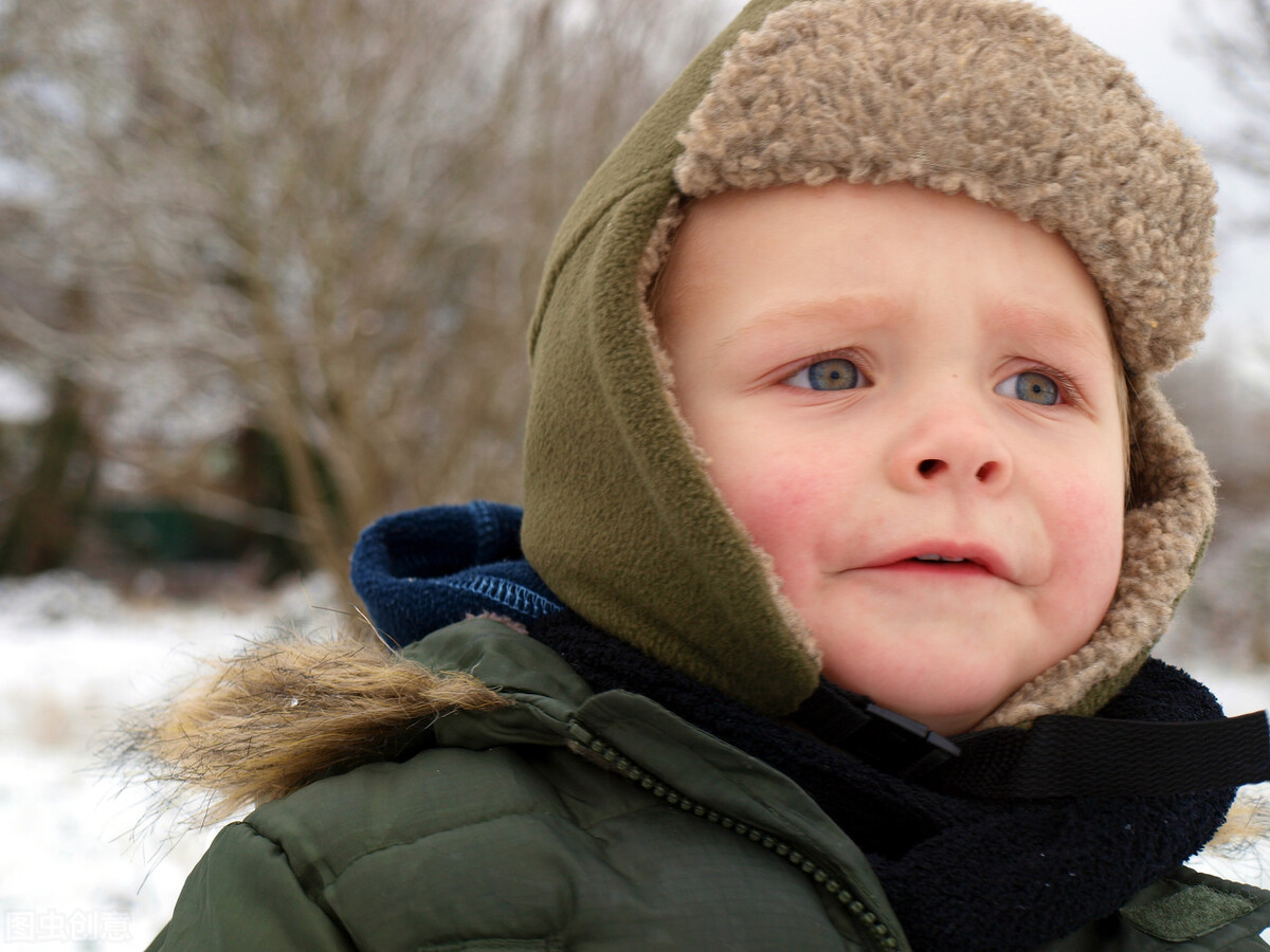 嘴唇开裂出血是什么原因,下嘴唇反复脱皮开裂出血结痂