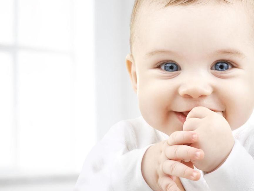 宝宝爱吃手指要不要管,一岁宝宝爱吃手指要不要管