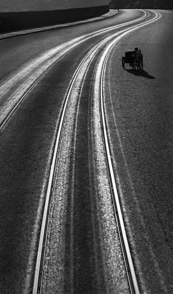 他是华人摄影界传奇，却迫于生计拍三级片…成为“情*电影色**大师”