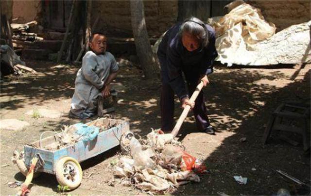 00后小伙靠捡废品养活一家4口,一男子捡垃圾养瘫痪妻子