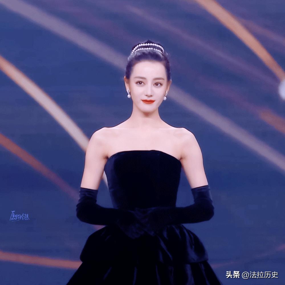 “半露酥胸”却还要捂着，脸皮薄到不自在，迪丽热巴遭网友群嘲