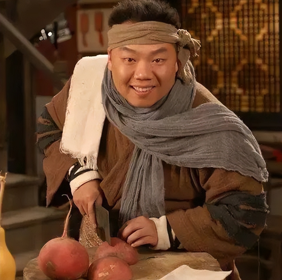 古人衣摆很长，经常拖在地上，他们不怕把衣服弄脏吗？答案很简单