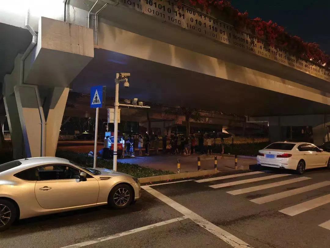 “股东们，那个男人又摆摊了！”