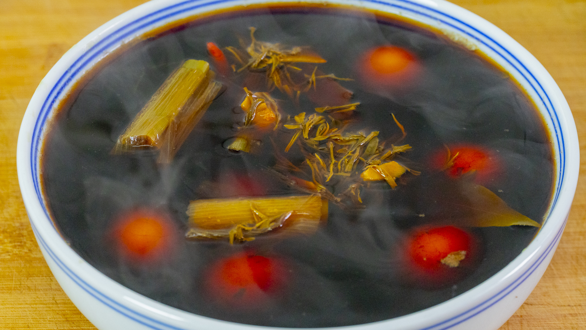 买鸡蛋是挑大的好还是小的好,买鸡蛋时买几个才不会尴尬