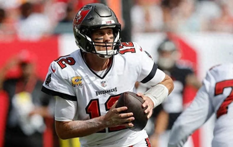 72小时不让睡觉，后背打到脱皮，女子恳求民警：他都是为我好