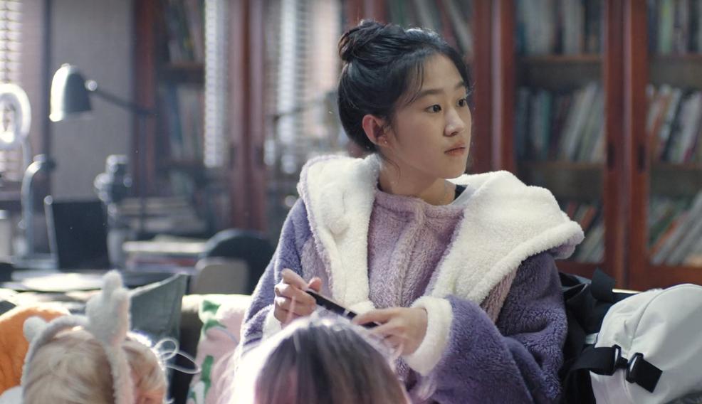 熟年：带资进组？何志超的小姨，完美诠释了素人与明星的差距