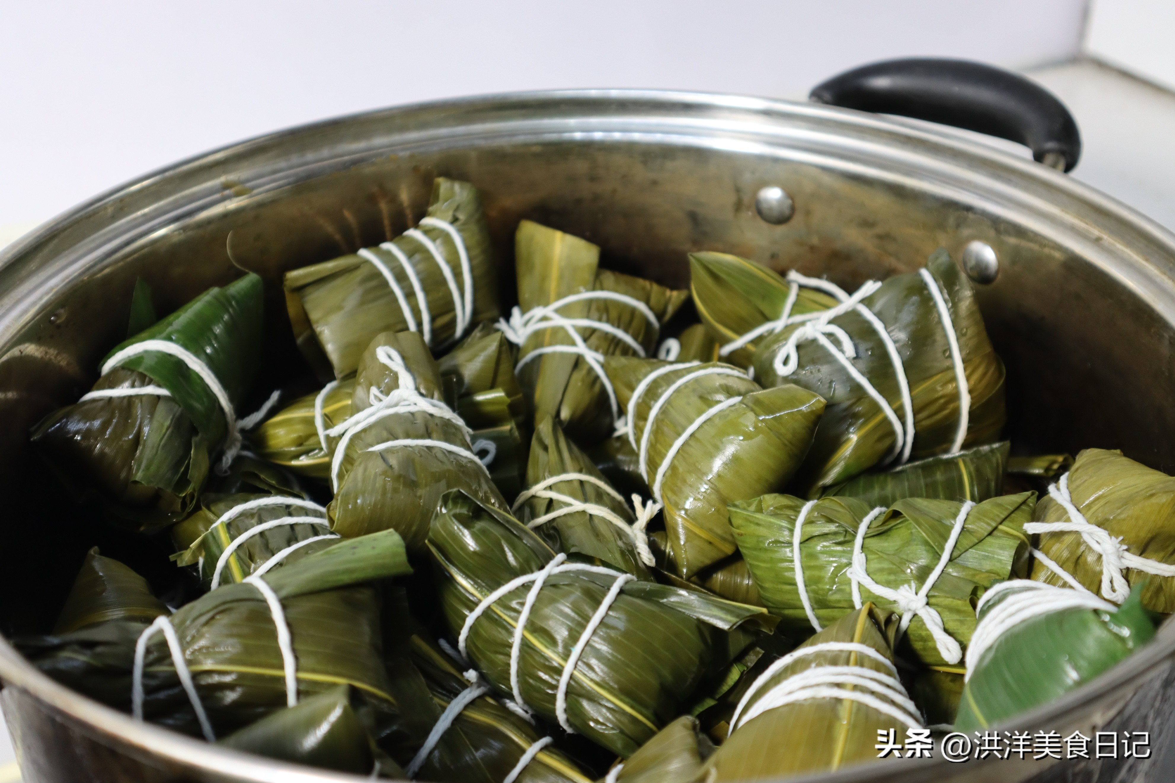 端午节粽子的真正吃法,端午节煮粽子全过程