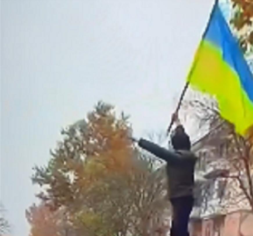 国外犹太人看见纳粹礼后反应,外网评价意大利白人行纳粹礼