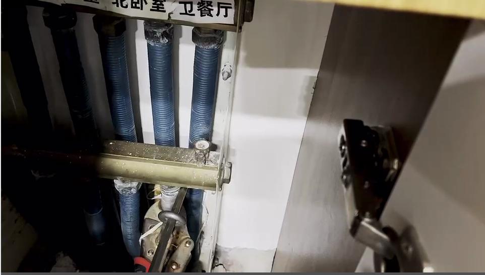 地暖更换分水器漏水怎么办,地暖更换分水器用抽掉管里的水吗