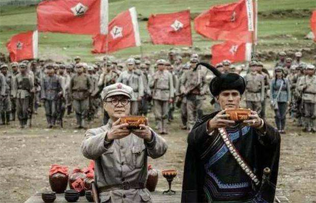 1935年大渡河边，一老秀才深夜见毛*东泽**，留下一句话救了两万红军