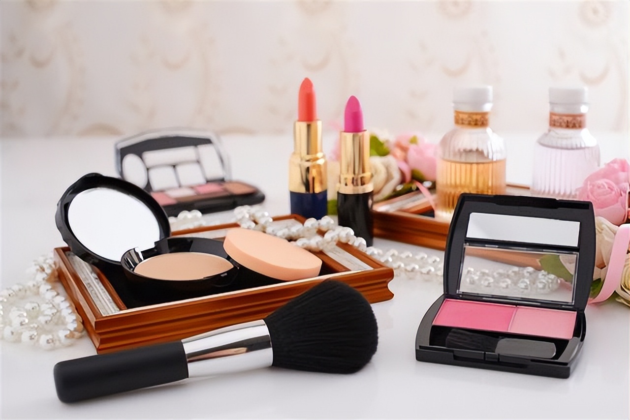 过期的化妆品怎么样才能继续用,化妆品过期还能用吗对皮肤有害吗