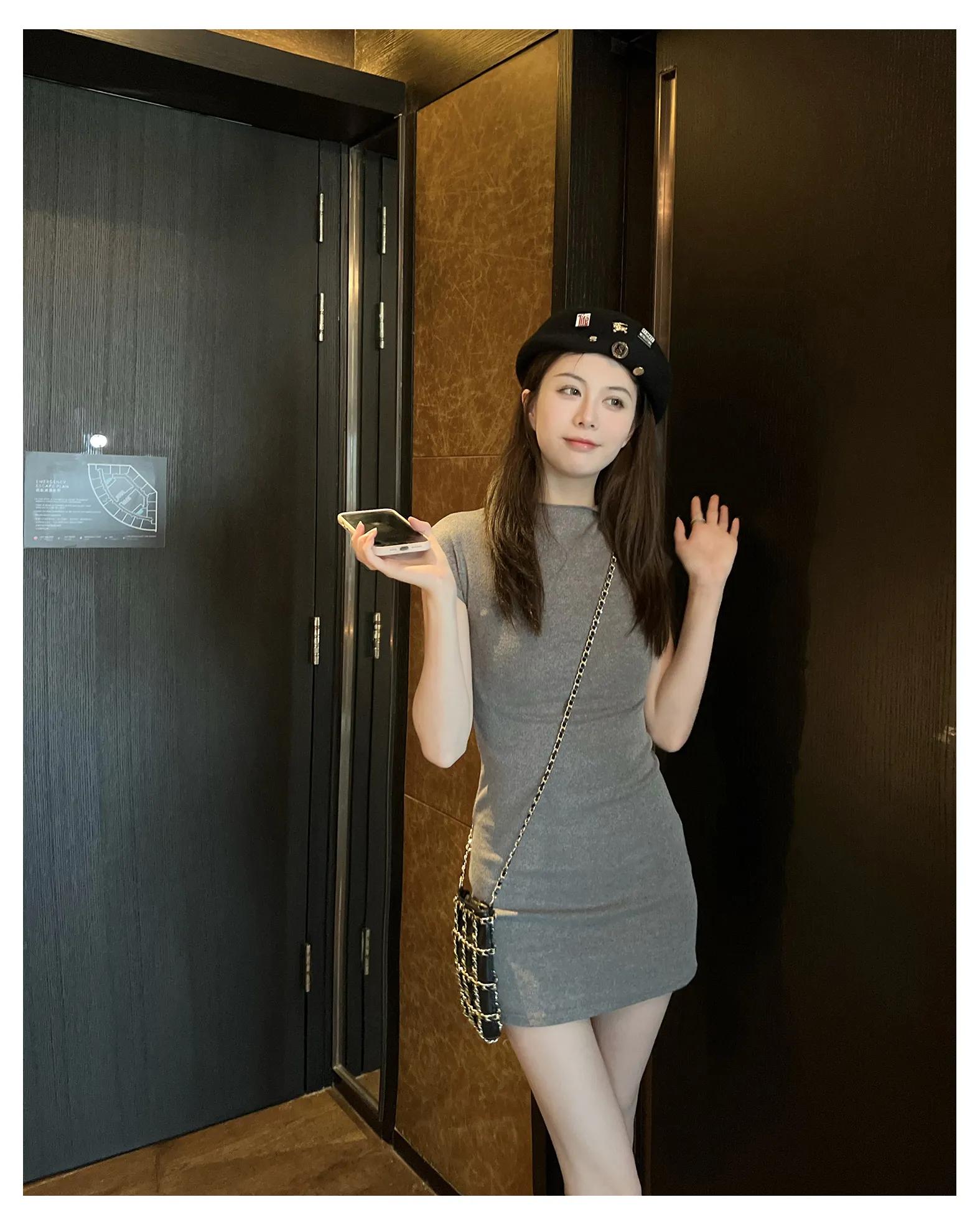 修身连衣裙尽显美女完美身材