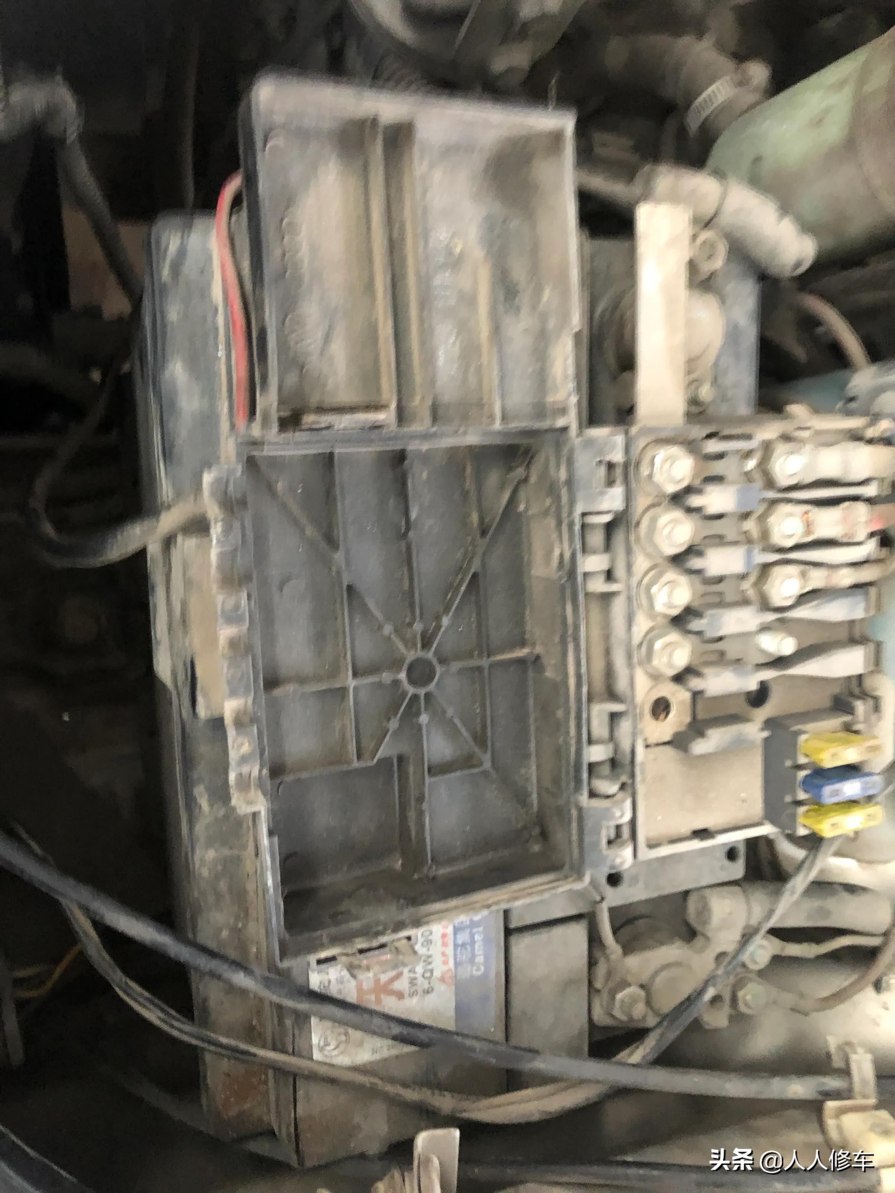 汽车新换的电瓶最近经常打不着火,新车五个月三次没电