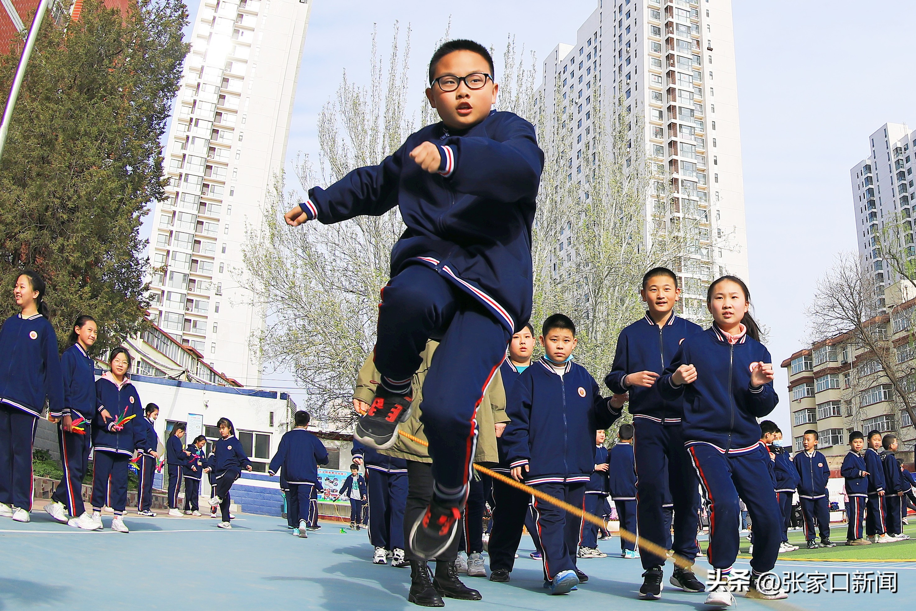多彩大课间视频跳绳,多彩课间操场活动视频